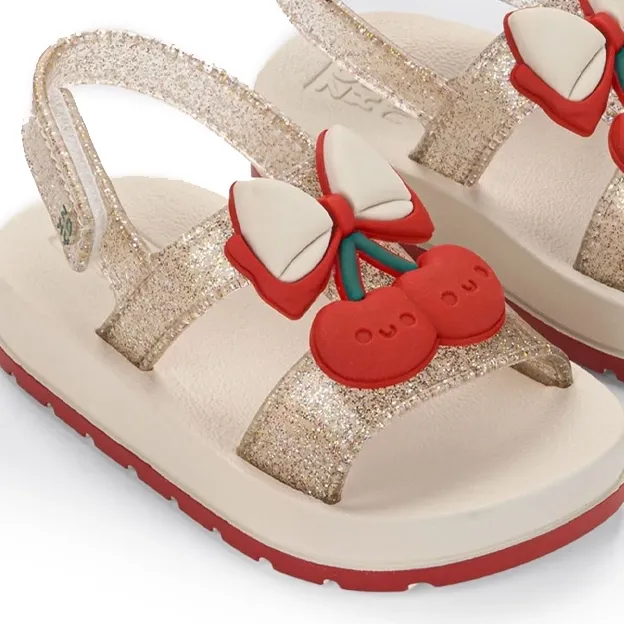 Sandália infantil Grendene Kids Zaxynina Cherry off white com glitter e cerejas vista em ângulo próximo